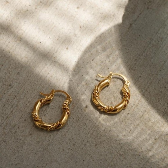 18K Gold Twist Rope Ribbon Hoops - Picture 10 of 10